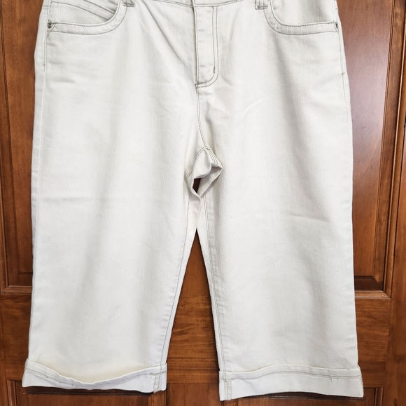 Baccini Cream Capri Pants with cuffed hem and stitch design pockets. Size 10 - Picture 3 of 5